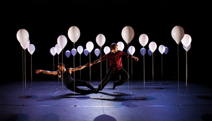 Mêlant le théâtre physique, la jonglerie et la danse, Lento mis en scène par la compagnie Nuaa, est une recherche sur le contrôle, la possession et le dialogue. Le spectacle a été sélectionné parmi les lauréats du Circus Next 2012.  ©Cie Nuua