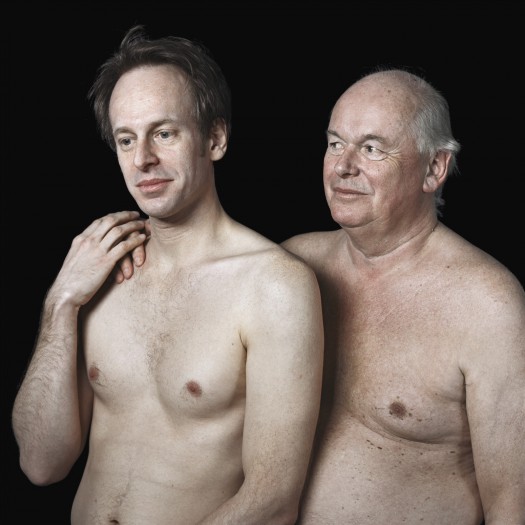 « Père et fils » - Adrian et Mark – Presque mis à nu, le photographe cherche à montrer les attitudes, à comparer les traits du visage, à percer le mystère de leur relation. ©Grégoire Korganow