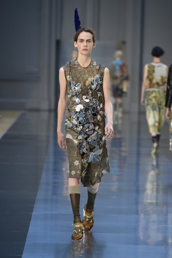 Sur la passerelle de la Fashion week de Paris, une robe de la collection « Natural » automne-hiver par John Galliano.