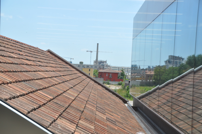 Des étages, on aperçoit les cheminées d'usines de ce  quartier insolite pour une institution culturelle ©Giraud/NAJA