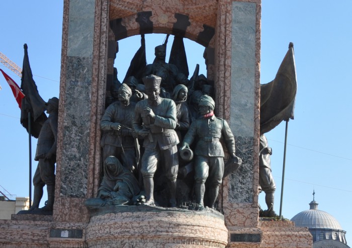 Le monument dédié à Atatürk sur la place Taksim à Istanbul. © Moulins / Naja
