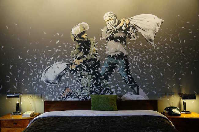 Une œuvre de Banksy dans l'une des chambres Artist de l'hôtel. DR