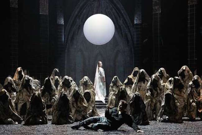 La Nonne sanglante de Gounod est sortie de l'oubli  à l'Opéra Comique, dans une mise en scène de David Bobée. Ici Michael Spyres (Rodolphe), Marion Lebègue (la Nonne), et le chœur accentus.© Pierre Grosbois
